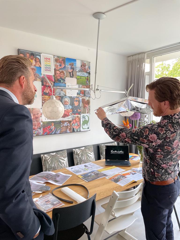 michaeljlucas's tweet photo. Van #energielabel F->A! Wij deden dat &amp; ik kan je ook helpen. Nu weten Minister @hugodejonge &amp; Wethouder @GroenLiesbeth hoe &amp; waarom het belangrijk is om je buren te inspireren. @GemeenteDenHaag @NDHroute @duurzaam_dh @MinBZK  #energietransitie #Zetookdeknopom #duurzaam https://t.co/JBEelW5Xcp