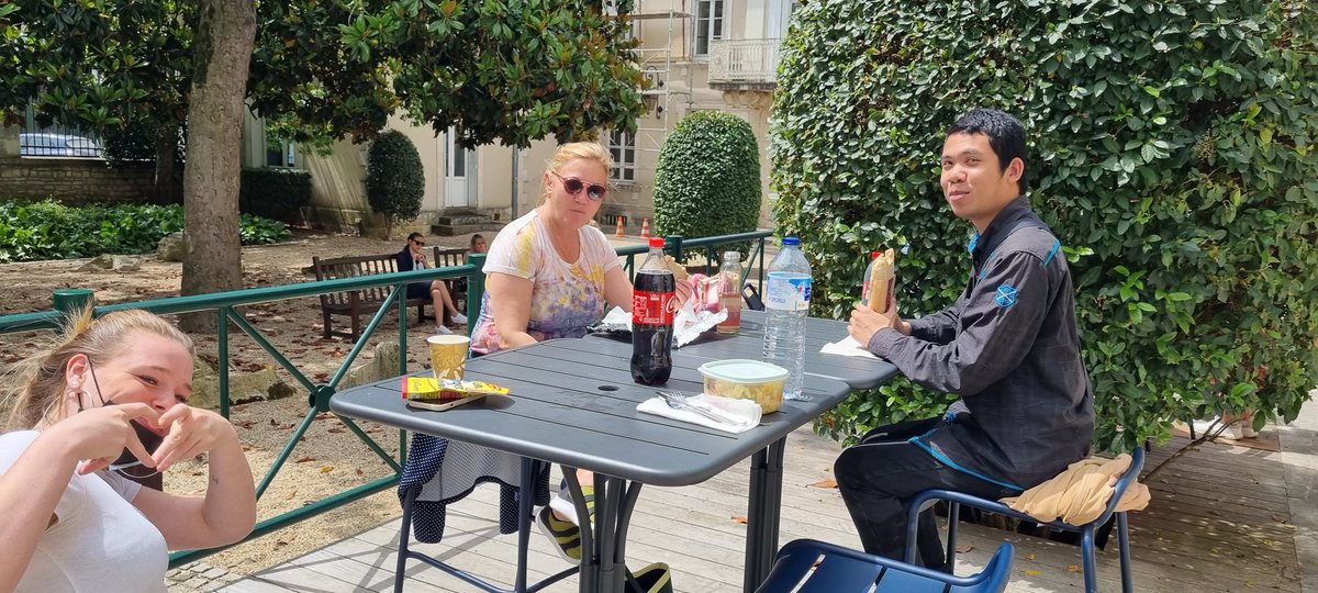 Déjeuner partagé ce midi 😊 avec des #jeunes accompagnés en #CEJ et en #AIJ lors de la prestation #Atoutsjeunes.
 Merci à la <a href="/cci_indre/">CCI Indre</a> pour leur accueil au sein de leurs locaux 👍