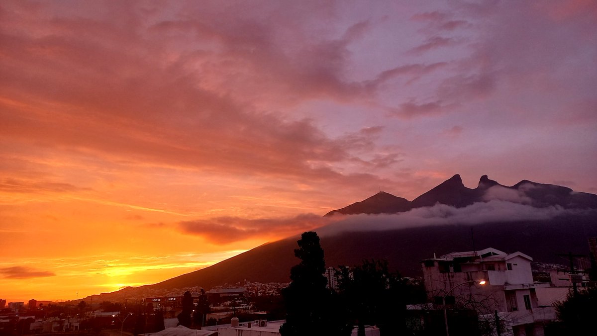 LuzMaCL's tweet photo. El amanecer de hoy. Monterrey 06:50am. Imposible no tomar foto. #climaalaire https://t.co/YEkb2zTbJs