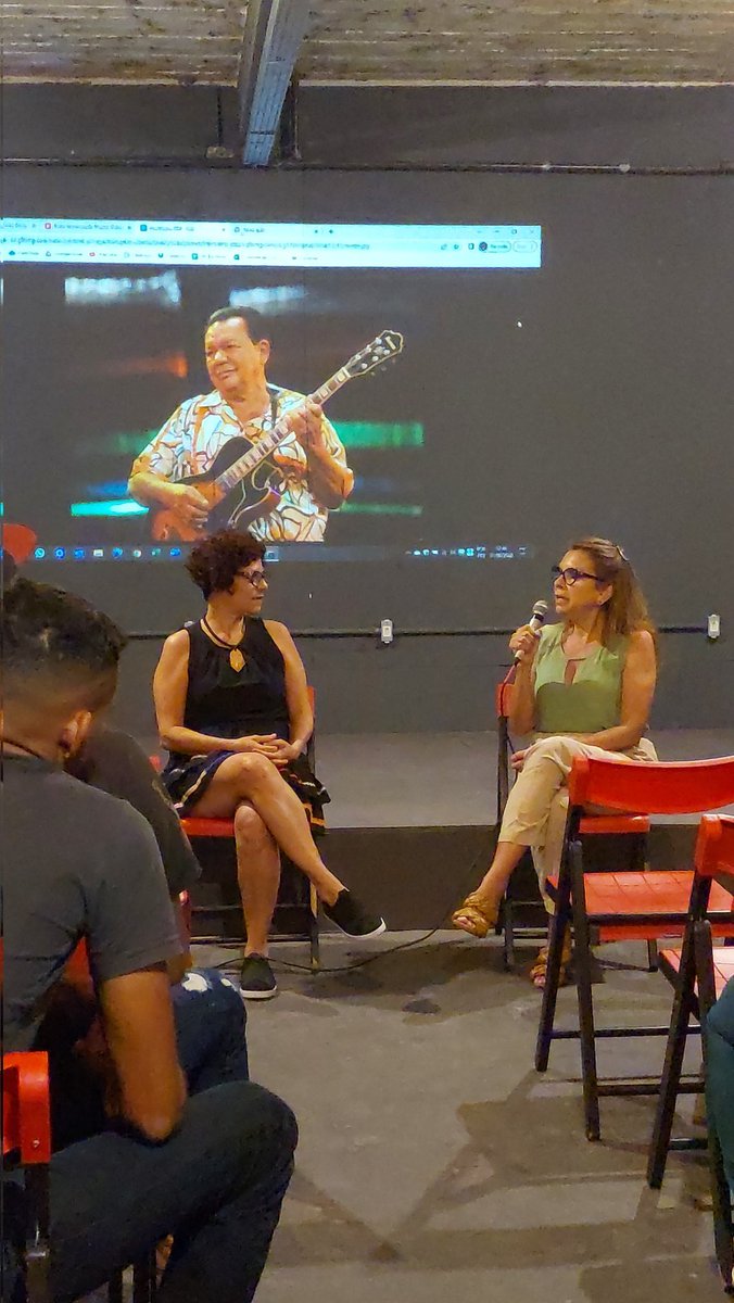 HolofoteVirtual's tweet photo. O livro do Mestre!! Textos, partituras e discografia. A noite de lançamento que reuniu gente que faz e que prestigia a cultura da Guitarrada Paraense! O Inventário Mestre Vieira é um projeto apoiado pelo Rumos @itaucultural com realização @HolofoteVirtual https://t.co/LACHELck33