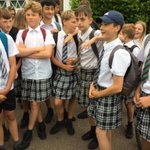 イギリスの生徒たちが起こした「スカートの抗議」!夏の暑さは耐えられない…