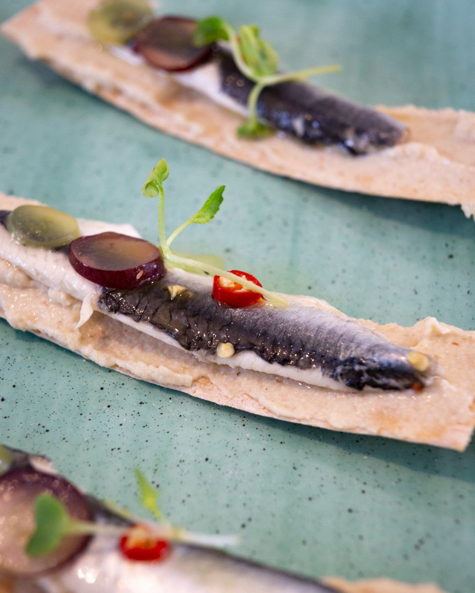 Fuera de carta os presentamos nuestra Tostaita de Boquerones en Vinagre con Ajo Blanco. Rica y fresca! Y comentaros que ESTE LUNES CERRAMOS por mantenimiento del restaurante. #ellaul #restaurantespuertodesantamaria #restaurantes #ElPuertoDeSantaMaria