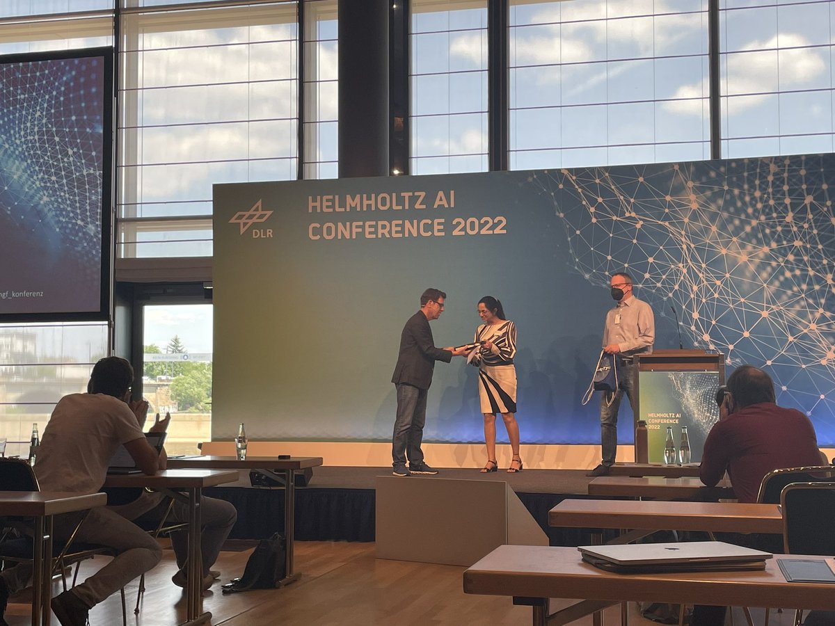 Congratulations to <a href="/SugandhaDoda/">Sugandha</a> PhD student from our lab <a href="/DLR_de/">DLR_de</a> <a href="/TU_Muenchen/">TU München</a> <a href="/MunichDS/">MUDS</a>, who just won the first prize of the poster award at the Helmholtz AI conference <a href="/helmholtz_ai/">Helmholtz AI</a> #HelmholtzAIcon for her #So2Sat POP dataset