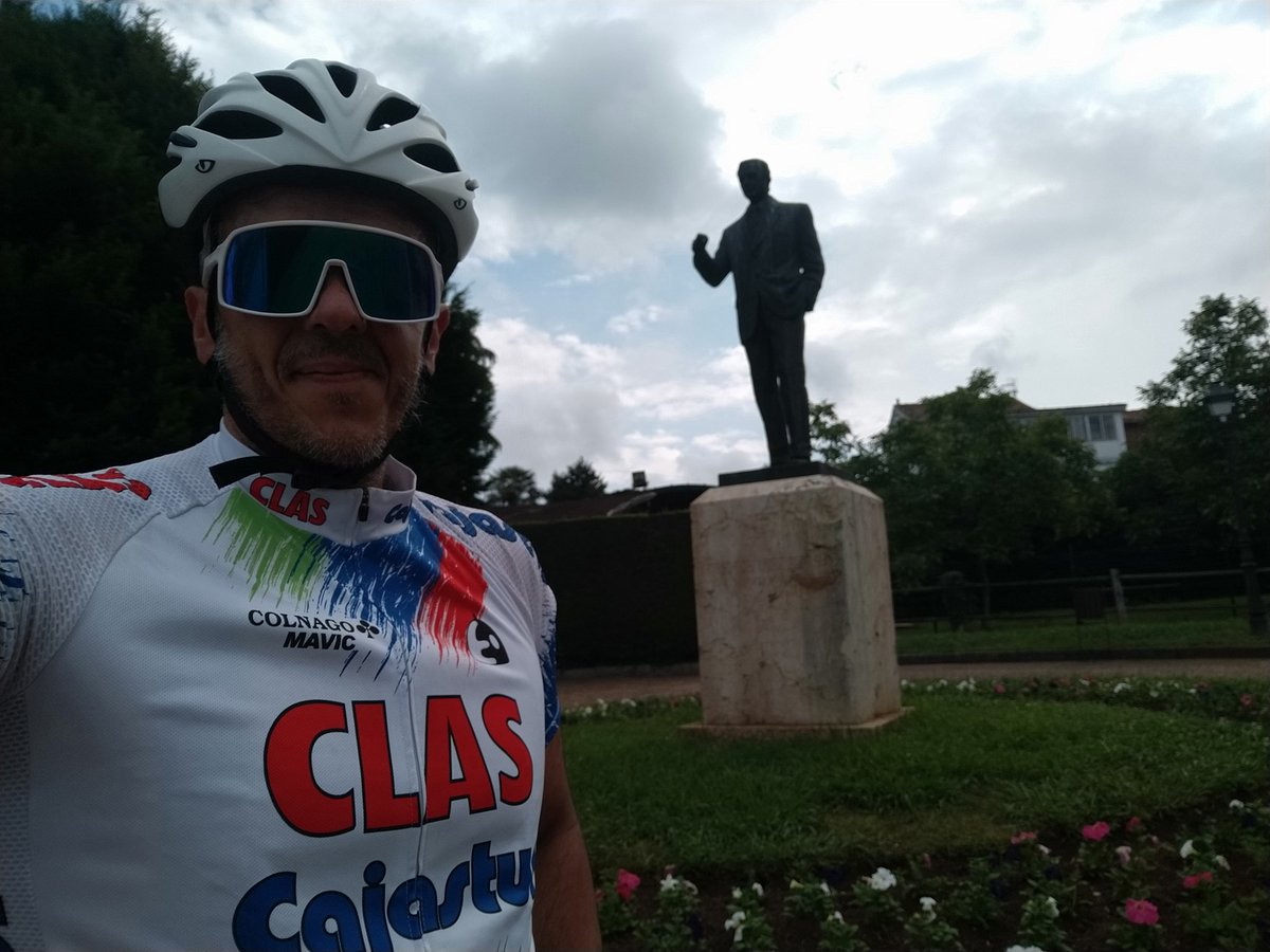 globerismo's tweet photo. Caleyeo hasta los meandros del Nora, y de paso visita a la estatua de Arturo Fernández.
#Chatina #OviedoBizarro #GaVino https://t.co/L5AQrh3OJf