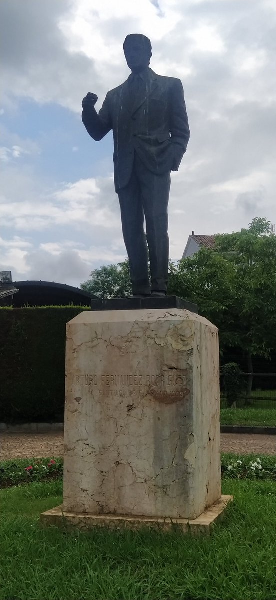globerismo's tweet photo. Caleyeo hasta los meandros del Nora, y de paso visita a la estatua de Arturo Fernández.
#Chatina #OviedoBizarro #GaVino https://t.co/L5AQrh3OJf