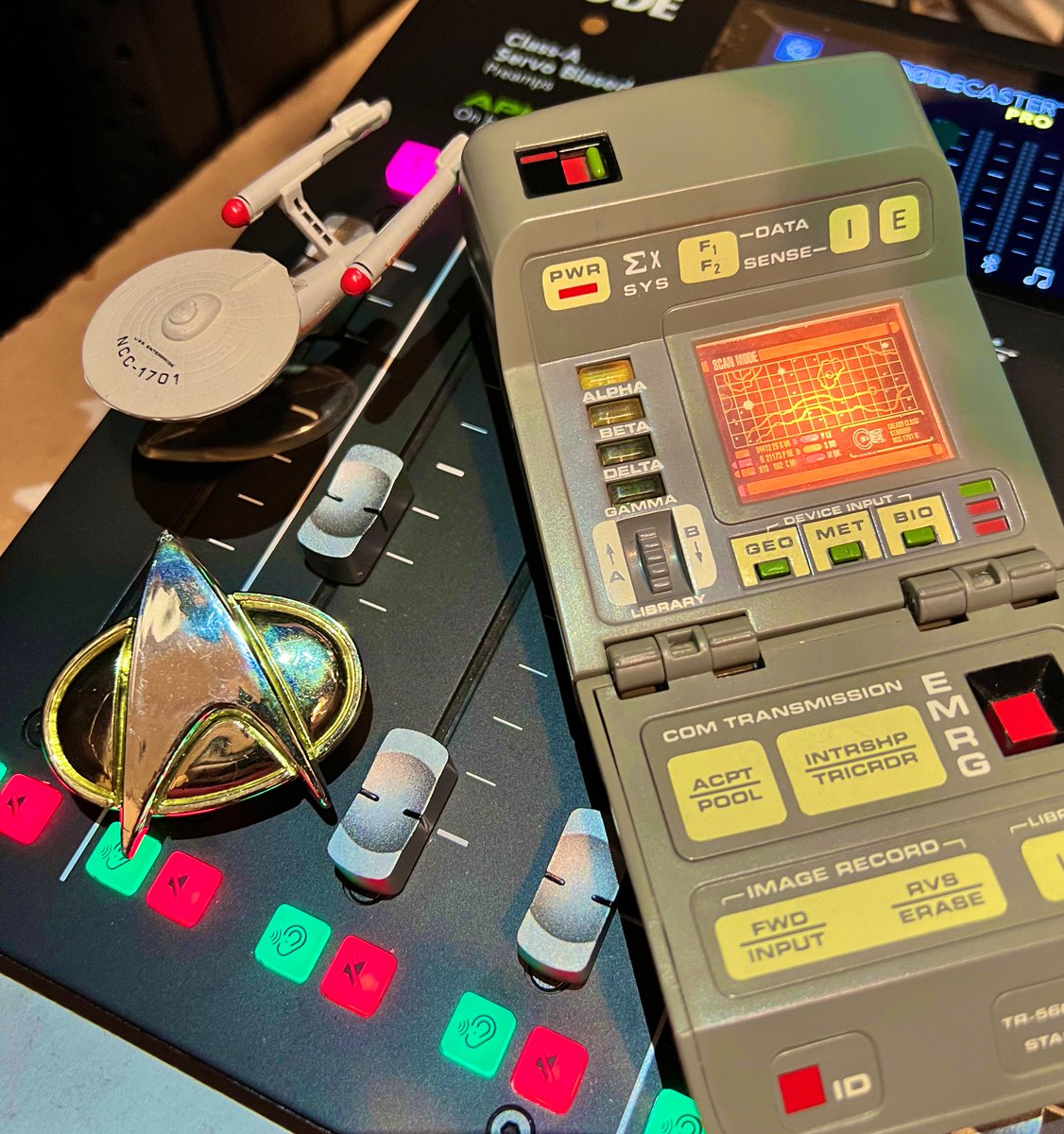 Die nötige Ausstattung für hr-iNFO #Netzwelt in dieser Woche. - Es geht um 50 Jahre #StarTrek im Dtsch. TV und was von den (Technik-)Visionen Wirklichkeit geworden ist.