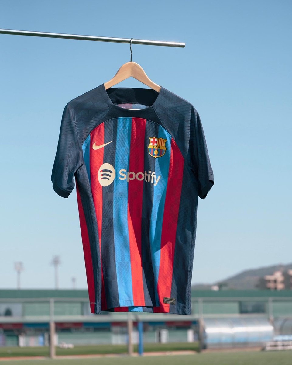 FundacioFCB's tweet photo. 🔵🔴¡El Barça NEW KIT!⚽️ 

El objetivo principal de ACNUR es salvaguardar los derechos y velar por el bienestar de los refugiados, forzados a abandonar y a huir de sus países. @ACNURspain @eACNUR https://t.co/98JOC9uS7C