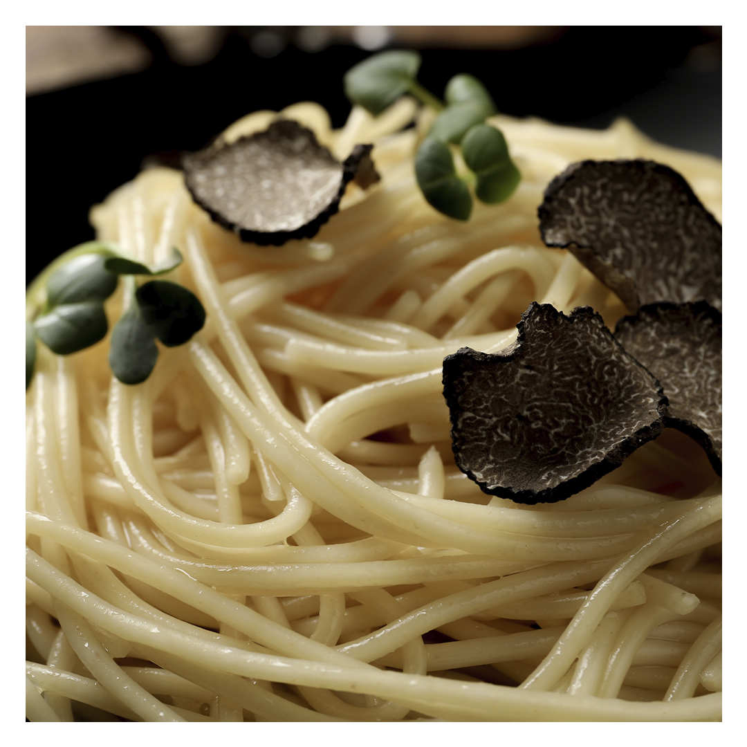 trufato's tweet photo. La trufa negra es un acompañamiento ideal para muchos platos, pero la pasta se lleva la palma 😍🖤  Esta fusión de sabores nunca dejará de sorprendernos.
⠀
#Trufato #Trufa #TrufaNegra #TrufaNegraDeTeruel https://t.co/ZoWo0Nvx42