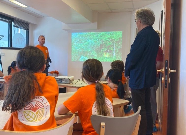 HubSchool21 (@hubschool21) on Twitter photo Merci à <a href="/m_meissonnier/">Martin Meissonnier</a> et à Christophe Petit pour avoir partagé leur expertise : l’art de la prise de vue n’a quasi plus de secret pour nous ! Les enfants ont pris du plaisir à participer aux ateliers, à rédiger, à réaliser des scenaris ainsi qu’à filmer en plusieurs plans! Merci à <a href="/m_meissonnier/">Martin Meissonnier</a> et à Christophe Petit pour avoir partagé leur expertise : l’art de la prise de vue n’a quasi plus de secret pour nous ! Les enfants ont pris du plaisir à participer aux ateliers, à rédiger, à réaliser des scenaris ainsi qu’à filmer en plusieurs plans!