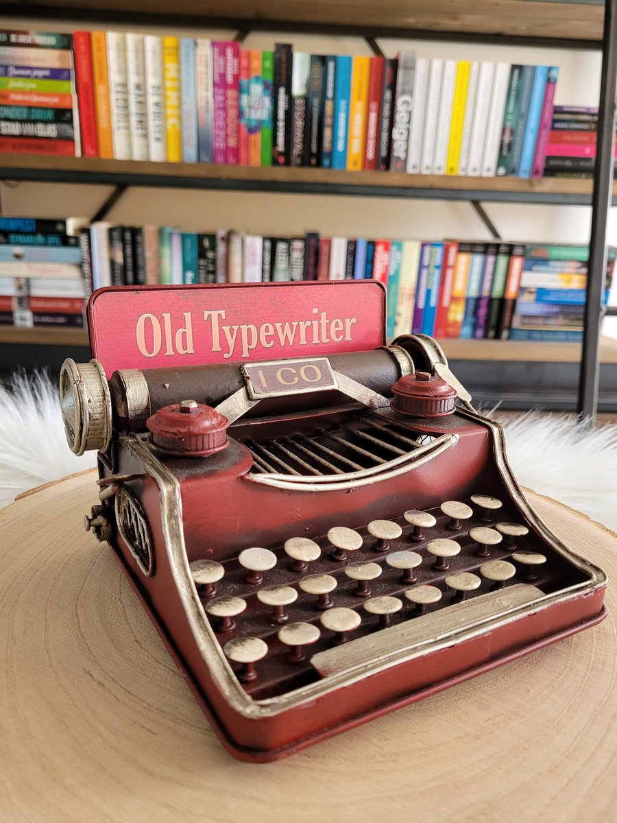 DeKoukleumpjes's tweet photo. Hoe gaaf is deze #typemachine? 💙 Wij zijn er helemaal verliefd op en konden hem gisteren, toen wij door #Maastricht liepen, niet laten staan in de winkel. Deze krijgt een mooi plekje in onze #boekenkast en hij zal ook vaker voorbij komen op onze boekenfoto's. 📸 #boekperweek https://t.co/9czwBOudTY
