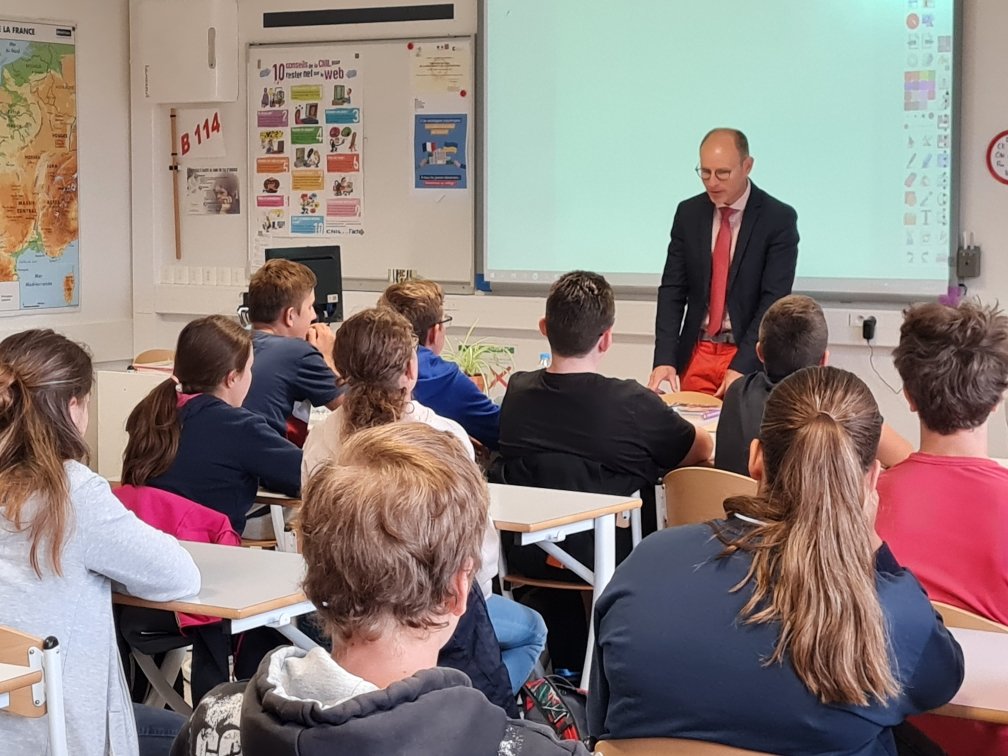 ProcureurGap's tweet photo. Intervention ce matin au collège de Saint Bonnet en Champsaur devant des élèves de 4ème et de 3ème.
Présentation des fonctions du procureur de la République, de la politique pénale du parquet de Gap et des actions de prévention à l'égard des mineurs.
#justicedeproximité https://t.co/isdB9GyQhf