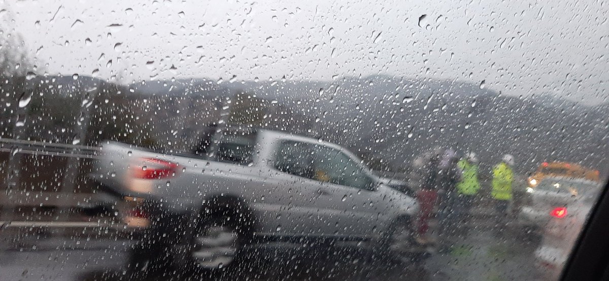 niczolivan's tweet photo. @TTIValparaiso @AlertaNoticiasV @sitiodelsuceso  Colisión múltiple camino troncal sur dirección viña del mar. https://t.co/vQCcL0RR0F