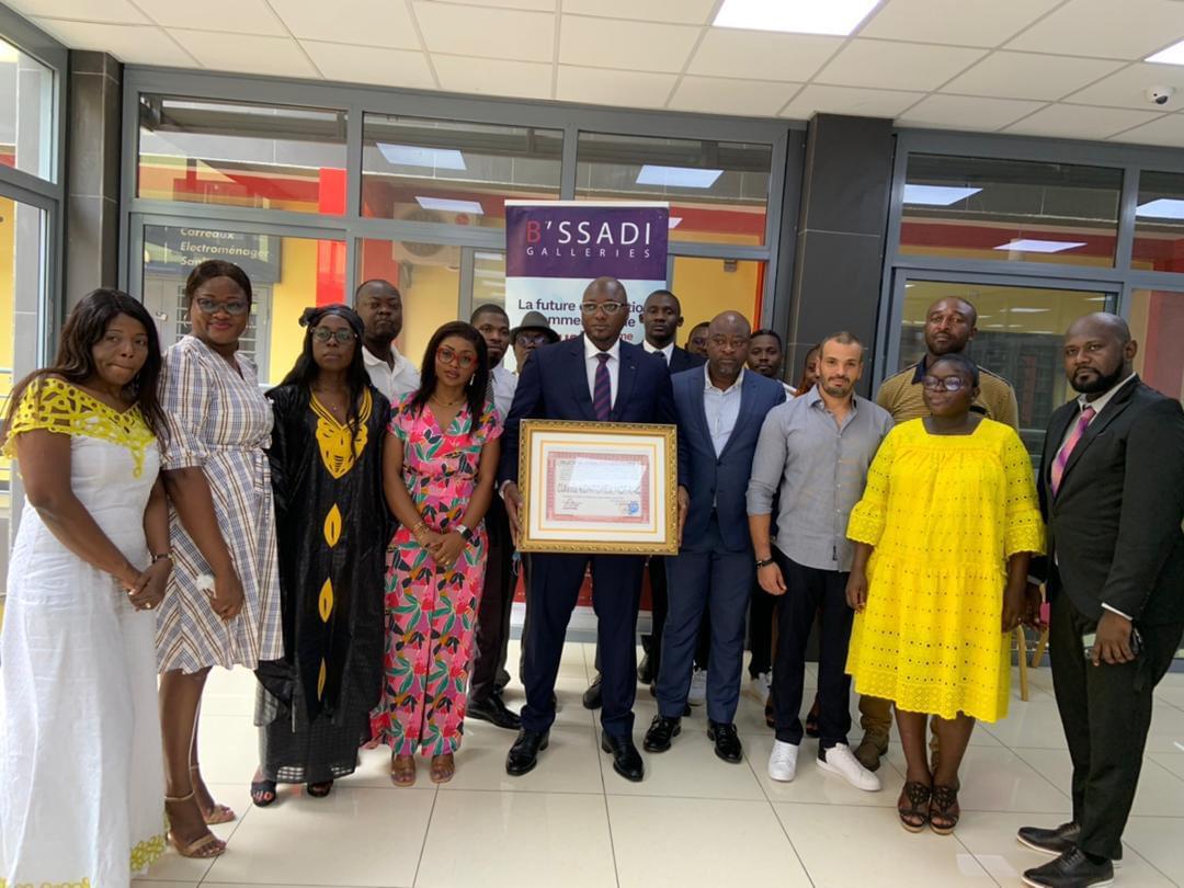 b_ssadi's tweet photo. C'est avec un immense honneur et une immense joie que nous avons accueilli la remise du prix de l'excellence Managérial décerné par le Collectif des Journalistes d'Investigation  au PDG et Promoteur de @b_ssadi 

#centrecommercialdouala
#centrecommercial
#bssadigrandmanege https://t.co/ZVRau5rmrB