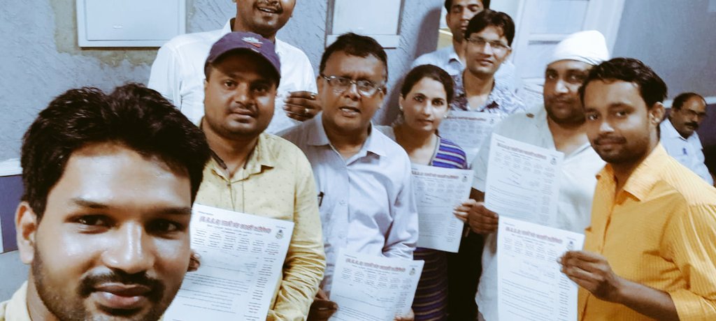 Bihartet19's tweet photo. नव नियुक्त शिक्षकों को शपथ पत्र लेकर वेतन भुगतान करने एवं नियुक्ति तिथि से ग्रेड पे के साथ भुगतान करने और स्थानांतरण करने के संबंध में  संघर्षशील शिक्षक संघ बिहार के द्वारा आज ज्ञापन सौंपा गया। https://t.co/CKv6uCjTfC