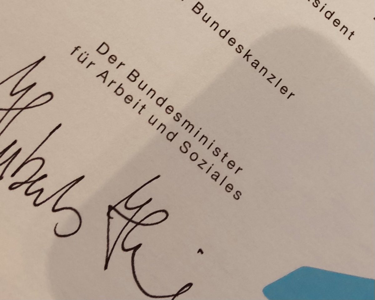 Nach dem heutigen Beschluss des Deutschen Bundestages zur Erhöhung des  Mindestlohns auf 12 Euro habe ich eben das Gesetz unterzeichnet. Danke an alle Kolleginnen und Kollegen im ⁦<a href="/BMAS_Bund/">Bundesministerium für Arbeit und Soziales</a>⁩ , die daran gearbeitet haben.