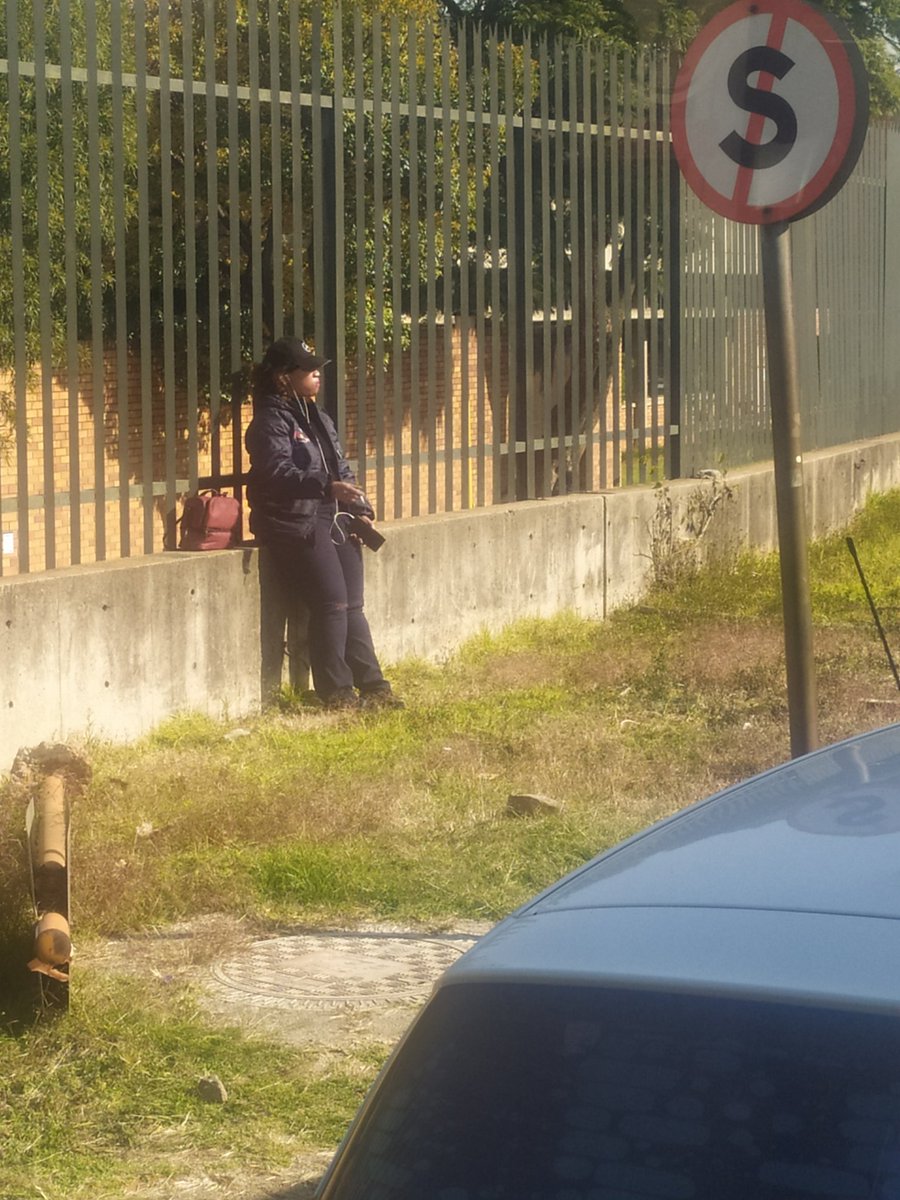 00_thato's tweet photo. @ReaVayaBus @CityofJoburgZA
Did the bus driver not stop in the middle of road and got off. She's chilling there and we're in the bus as we speak.. it's been about 6 mins now. 

F12 https://t.co/2HsMFttjPw