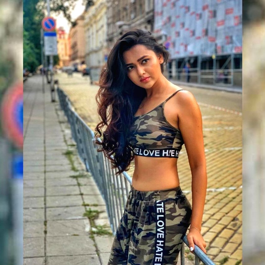 NewsInfo_India's tweet photo. Every star is having no. of fans followers, Now here we are doing a survey between #TejasswiPrakash fans and #ShehnaazGill fans.

Choose your favorite celebrity.

#Shehnaaz - Like ❤️
#Tejasswi - Retweet ↪️

#TejRan #Sidnaaz #TejaToops #SidNaazians https://t.co/QmJgOTBBwn