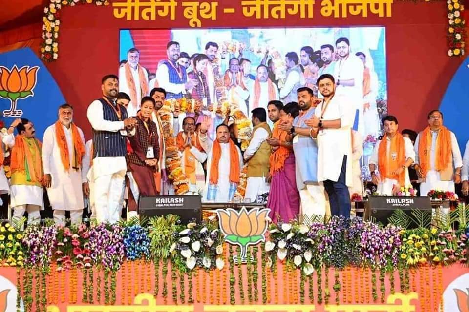 jhariashish's tweet photo. आनंदित हूँ , अभिभूत हूँ , गौरवान्वित हूँ 
अवसर प्रदान करने के पूरे मण्डला जिले के युवाओं की ओर से ह्रदय की गहराइयों से आभार भैया !!
@vaibhavpawarmp https://t.co/7v3keuVUcR