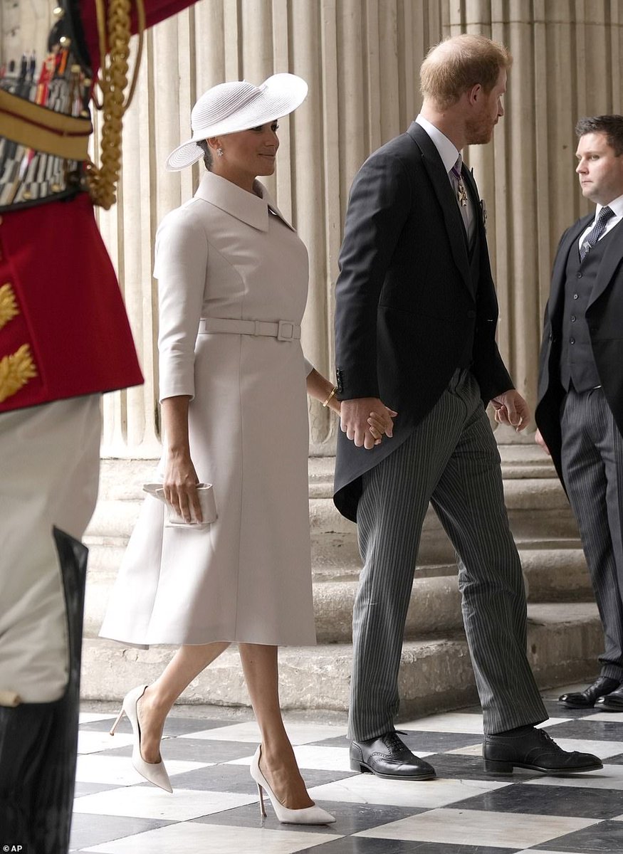 meg4_strawberry's tweet photo. Meghan Markle is literally grace personified 😍 https://t.co/yyULPpc65g