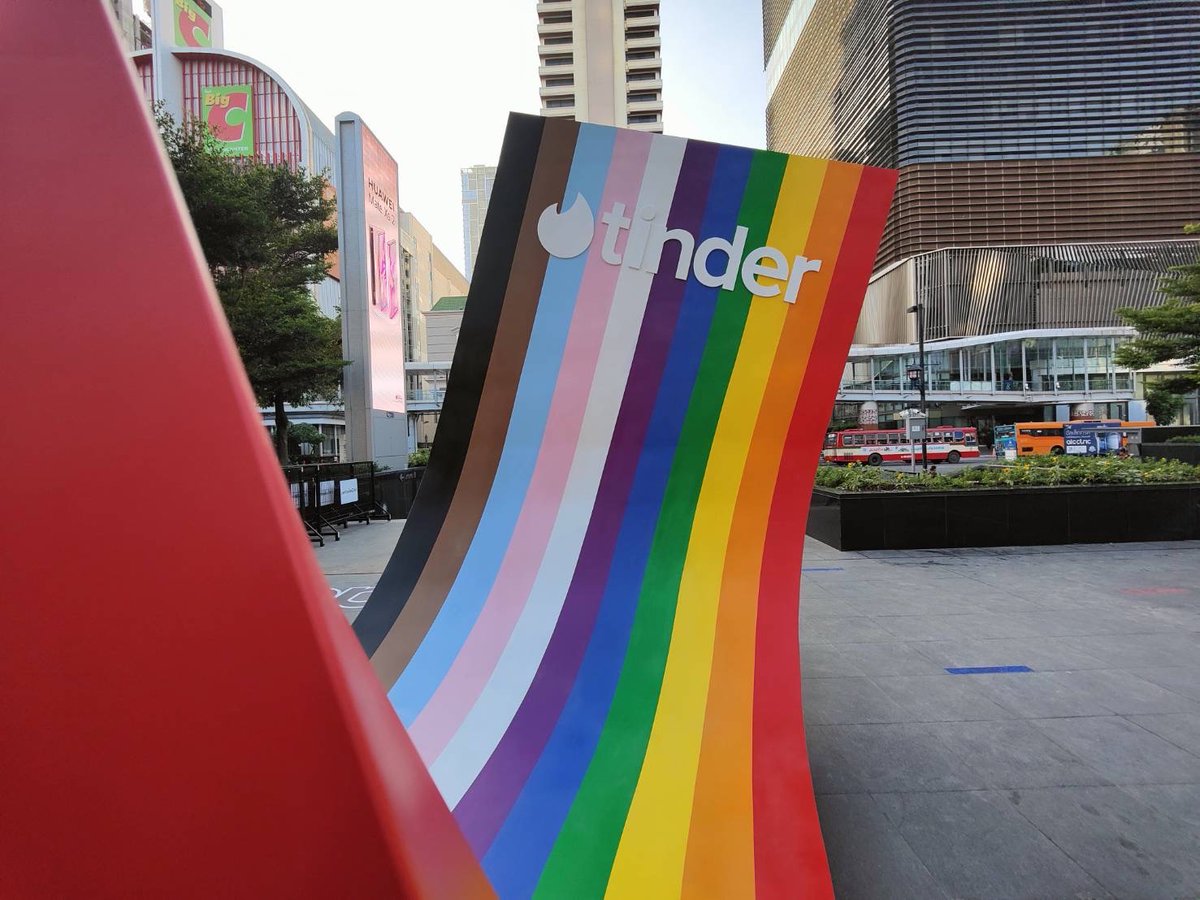 TinderThailand's tweet photo. 💖️🌈 มาร่วมฉลอง Pride Month และสนับสนุน LGBTQIA+ กัน 🎉
พร้อมถ่ายรูปกับ Tinder Pride Wave ที่ใหญ่ที่สุด ณ ลาน CTW 
แล้วแวะมาแชะภาพได้ตั้งแต่วันนี้ - 30 มิ.ย. 65 อย่าลืมมากันเยอะๆน้าาา 📸

#TinderPride #TinderThailand #PrideWave https://t.co/DilxJA1643