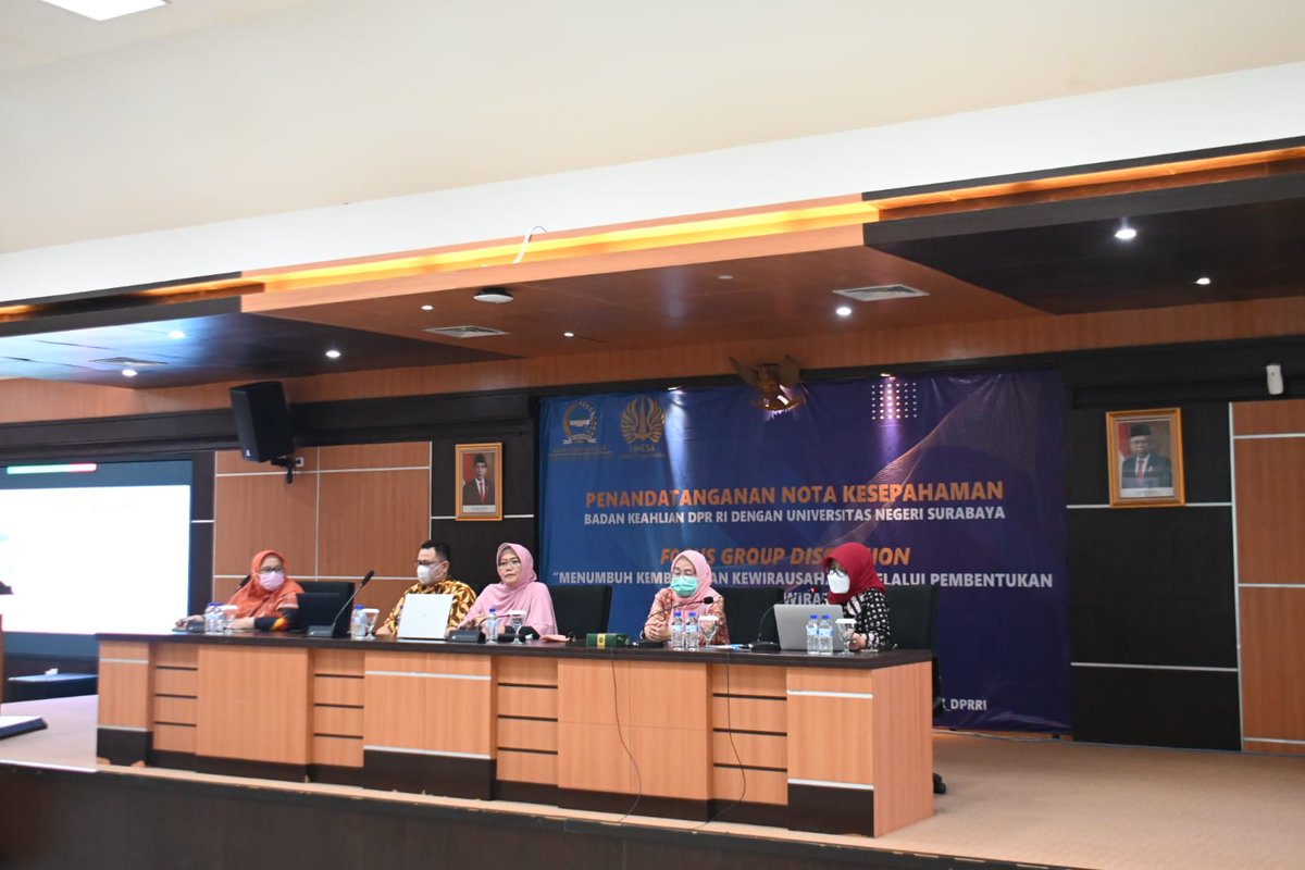 DPR_RI's tweet photo. Badan Keahlian Sekretariat Jenderal DPR RI melakukan Penandatanganan Nota Kesepahaman (MoU) dengan Universitas Negeri Surabaya (Unesa), di Gedung Rektorat Unesa, Surabaya, Jumat, 3 Juni 2022. #SetjenDPR #BKDPR https://t.co/QSFdM0BhpG