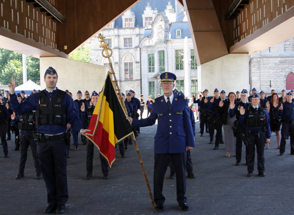 GentseFlikken's tweet photo. Op vrijdag 3 juni 2022 legden 75 nieuwe collega’s hun eed af onder de Stadshal. Onze flikkenfamilie is nu 32 vrouwen en 43 mannen rijker. Ze staan klaar om mee te waken over de veiligheid van onze Gentenaars. Welkom in het Gentse korps en in onze stad! #start2flik #altijdnabij https://t.co/fGZC2voKSb