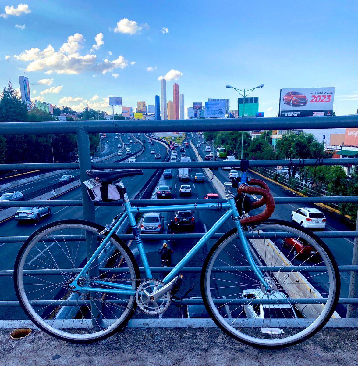 Andar en bici 🚲 no nos hace mejor personas, pero sí nos hace más 

🩺 sanos
🤗 felices 
🙌🏼 empáticos
🌎 conscientes 
🧘🏻‍♀️relajados
🕊libres
☺️amisotosos
💰ahorradores 

Por esto y más hoy se celebra el #DiaMundialDeLaBicicleta