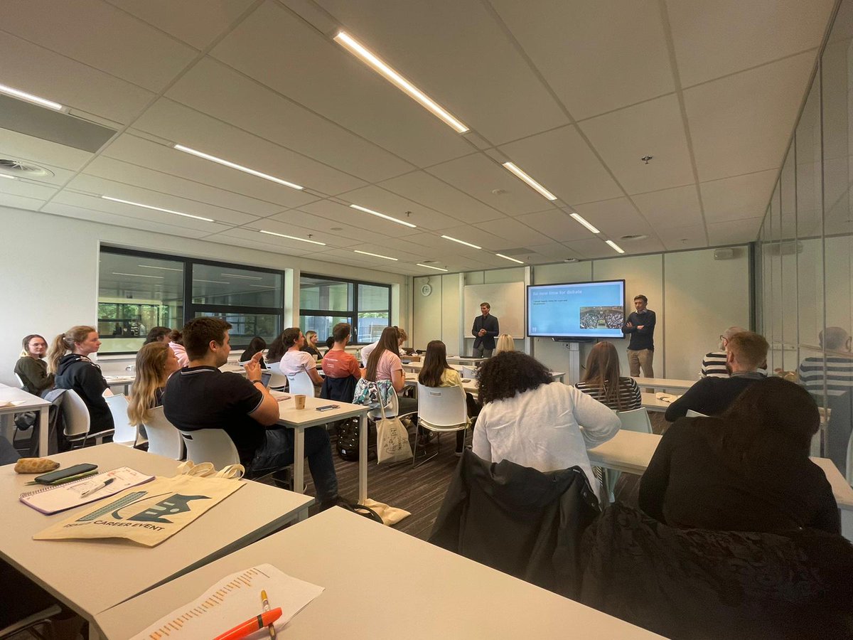 HagueCA's tweet photo. Het collegejaar zit er alweer bijna op, maar in Nijmegen was de zaal nog goed gevuld. Daar gingen junior consultant Ewout en stagiair Haije in gesprek met studenten van studievereniging Ismus (@RadboudPol) over het vakgebied public affairs en het werk van Hague Corporate Affairs. https://t.co/2MvEOO0aQY