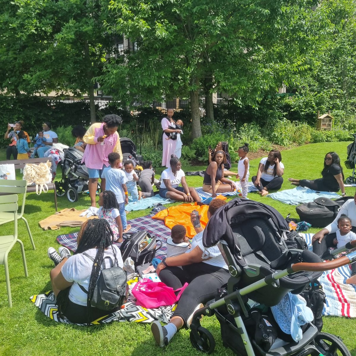 mummys_day_out's tweet photo. We had such a lovely picnic yesterday for our extended mama meet up. What a bonus to see all the planes fly over our spot! cc: @CompassWB @NHS_ELFT #timberlodge #changeplease https://t.co/jceV5CI3RB