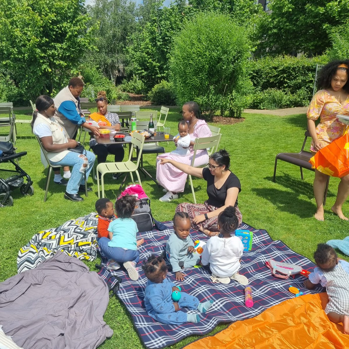 mummys_day_out's tweet photo. We had such a lovely picnic yesterday for our extended mama meet up. What a bonus to see all the planes fly over our spot! cc: @CompassWB @NHS_ELFT #timberlodge #changeplease https://t.co/jceV5CI3RB