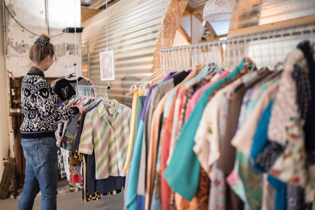 Pure nostalgie bij Brokaatje In 2018 opende Karin Sep haar winkel Brokaatje in de Urban Shopper op Strijp-S. Karin helpt men...  #brokaatje #vintagekleding #eindhoven #strijps #brocante #urbanshopper #sfeer #hergebruik #tweedehands #nostalgie #urbanshopperehv #kadootjes #shoppen