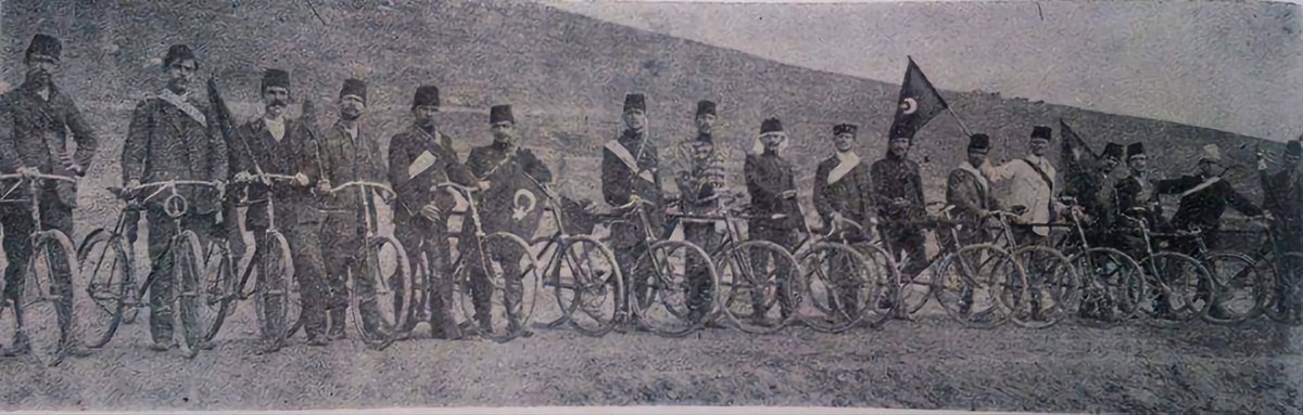 gokhnkaratas_73's tweet photo. 3 Haziran Dünya Velespit Günü kutlu olsun..
Osmanlı #Manastır'ı Velespit Kulübü gar yolunda. 1906 #Makedonya
,📷 Manaki Kardeşler https://t.co/bUXO1TB92G
