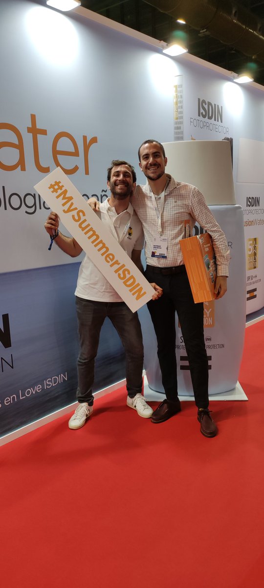 LinanBarroso's tweet photo. Disfrutando en el Congreso Nacional de la @AEDV en Málaga @DermaHUVRocio 🍍🔝👌💪☀️ #MySummerISDIN #AEDV https://t.co/MFSHur9gHT