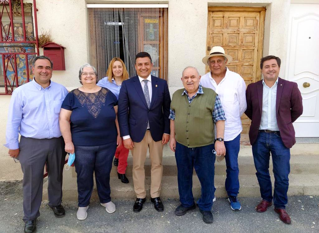 CarlosGarcia_PP's tweet photo. Hace unos días, en #Navandrinal, tuve el placer de conocer a Juan y Tere, que han mantenido abierto su ‘Autoservicio’ durante más de 40 años. Alimentación, ropa, enseres para el hogar… un comercio que lleva cuatro décadas dando vida a su pueblo y #haciendoProvincia. Felicidades. https://t.co/PoCnLW0KWh