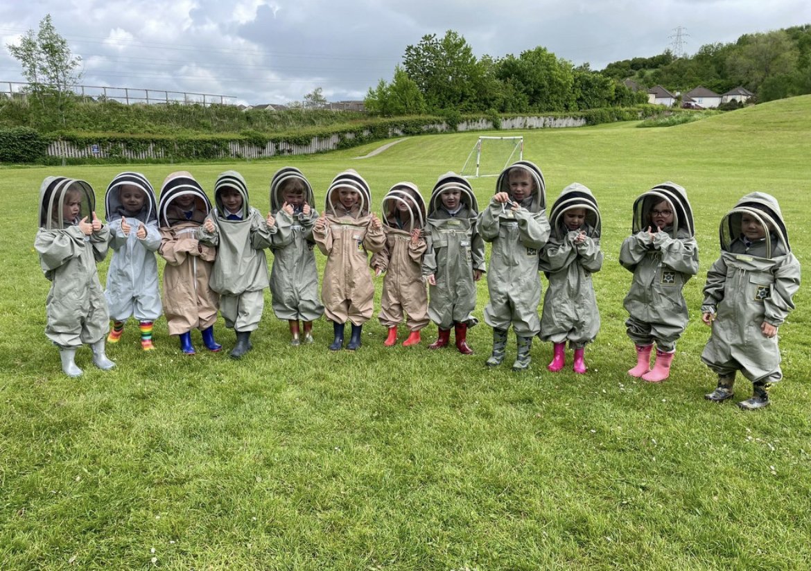 beekeepingkids's tweet image. &apos;Officially&apos; the cutest smallest beekeepers (probably anywhere in the world!) 😂 

#BeaconsidePrimary reception class on their visit to us last week, learning what you need to wear to be a #beekeeper! 😁 #BeekeepersHour @britishbee @Scotbeekeepers @EastLancsBees #SchoolTrip #Bees