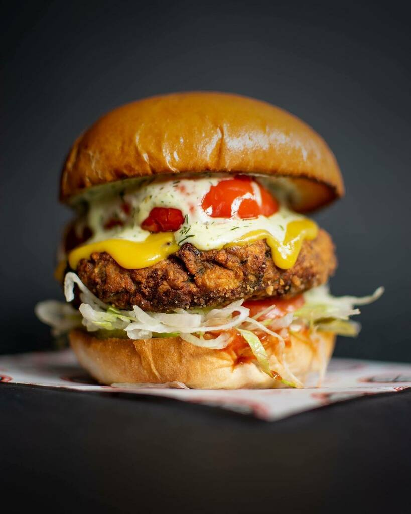 June Special on - went veggie this time. Courgette fritter, vegan cheese sauce, roasted peppers, ranch and greens - really fresh and can be made fully vegan if you nicely ask the guys in Csmberwell shop :) #cheekyburger #camberwellburger #camberwell .
#B… instagr.am/p/CeVbtNrIok9/