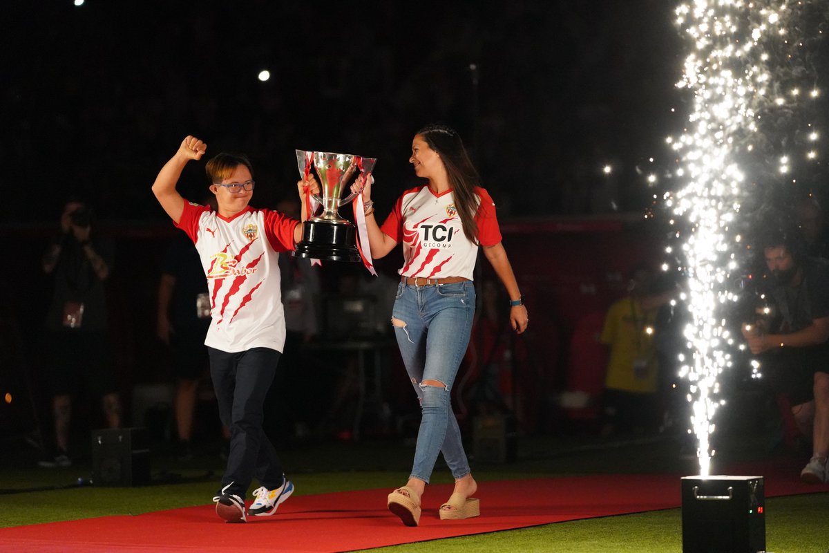 🤩 ¡La <a href="/fundacion_uda/">Fundación UDA</a> estuvo presente en la celebración del primer equipo del club!

🏆 <a href="/anitaparis2/">anita paris</a>, capitana del <a href="/FemeninoUDA/">UD Almería Femenino</a>, y Shasha, integrante del #AlmeríaGenuine, hicieron entrega de la copa de campeones de #LaLigaSmartBank.

¡Somos de Primera y Campeones! 😃👏❤️🤍