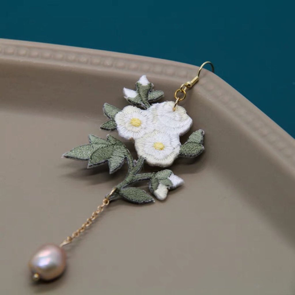💐中国からのハンドメイドの刺繍作品
💐コウシンバラ・白バラ・ヒマワリ
　３つのお花をモチーフに♡
💐2タイプ: ピアス/イヤリング
💐片耳売り JPY 1500

#ハンドメイド　#花  #植物 
#ピアス #デザイン　#イヤリング 
#オリジナル　#耳飾り #刺繍
#アクセサリー 
Dianjing×Of Course
