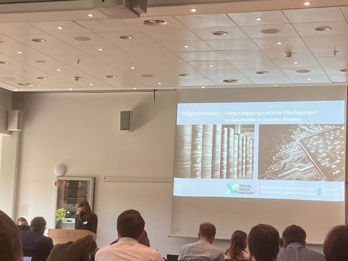 e_lewers's tweet photo. Der 2. Tag in Paderborn startet u.a. mit einem Vortrag der besten Kolleginnen @janeinvll und @frau_lorenz von @socmedhistory zu „#BigDataHistory - Forschungspragmatische Überlegungen zu Geschichte in sozialen Medien“ #DigitalTransformation https://t.co/uUzXV7b0vF