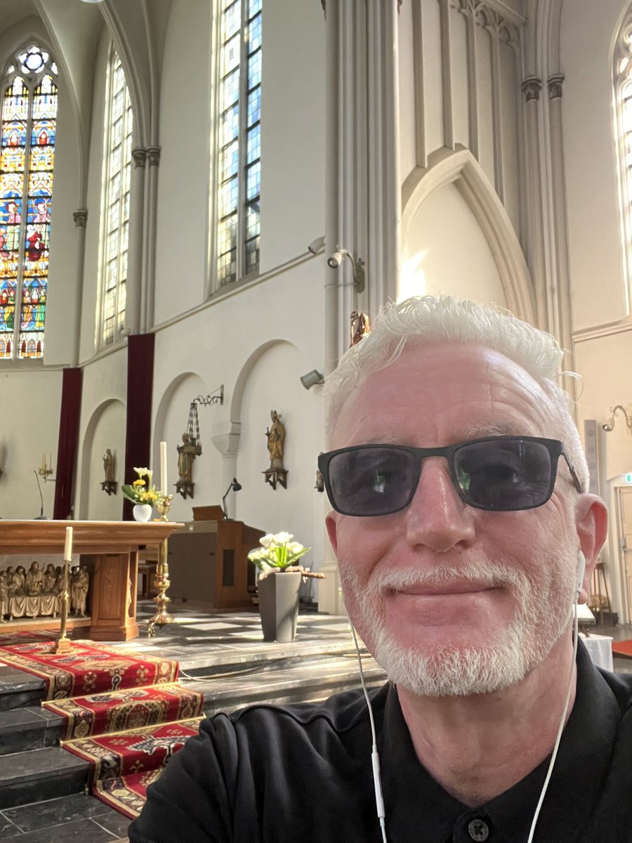Dujo070's tweet photo. In mijn andere gemeente staat een prachtig kerkje met aan de wanden schitterend gerestaureerde staties. De kerk werd voor mij speciaal geopend. Ik voel dankbaarheid ๐ #rustmoment https://t.co/GhmfWf9tGc