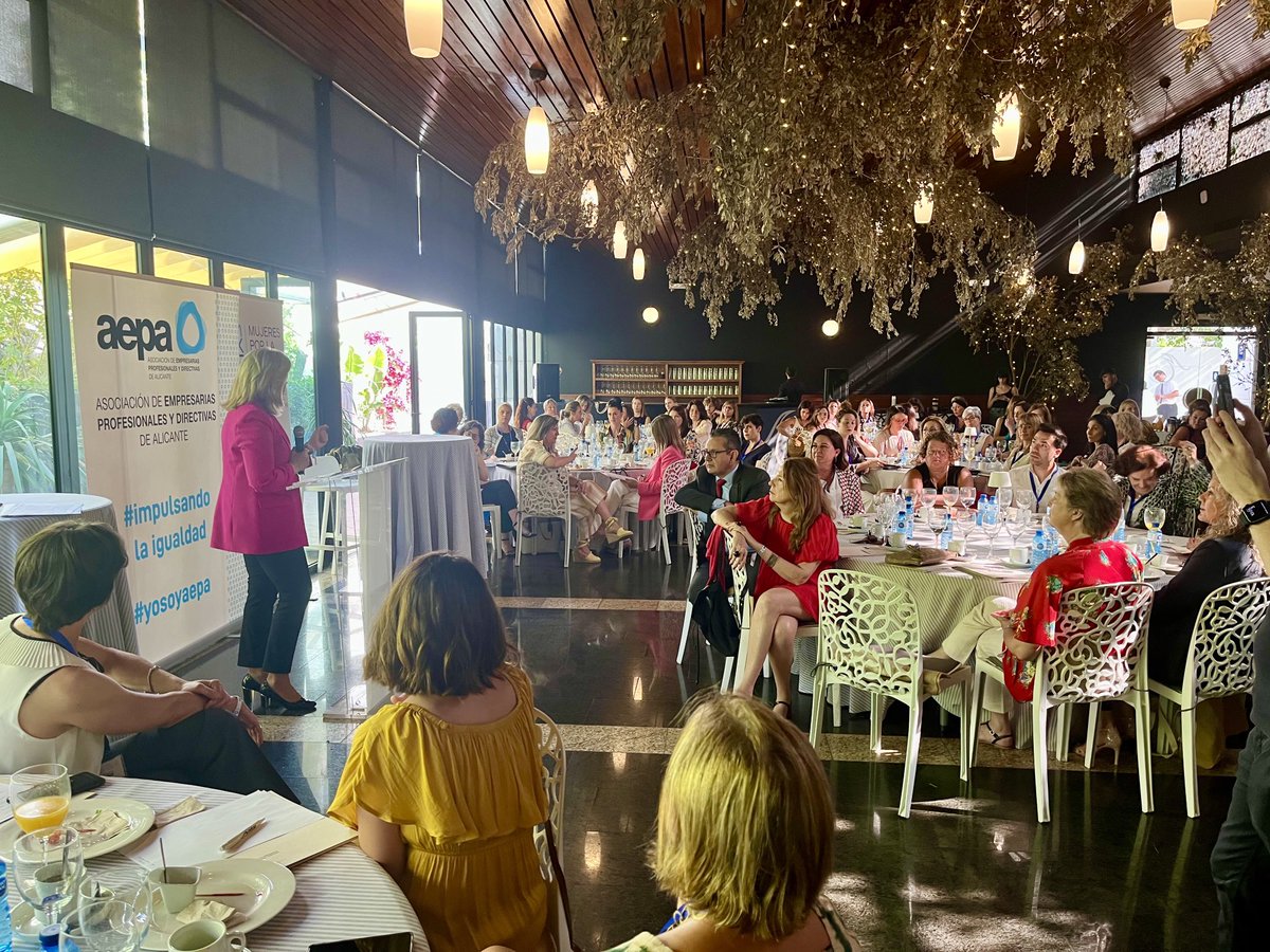 LomanaGloria's tweet photo. 🔊 “El empleo es la mayor palanca para conseguir la #igualdad” 

👉 @fatimaempleo⁩, Pta ⁦@Fundacion_Ceoe⁩, pide la participación de las mujeres en el mercado laboral para acabar con las #brechas

Con las #mujeres de ⁦@aepa1⁩ #Alicante #NetworkingAepa22 #YoSoyAepa https://t.co/Di97qRpg6A