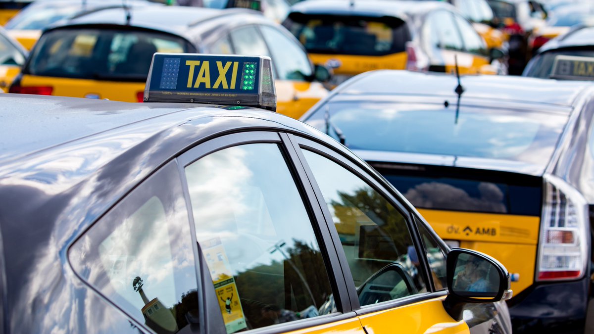 AMBtaxi's tweet image. #AMBtaxi 

Agafar un #TAXI a l&apos;àrea metropolitana de Barcelona és fàcil i ràpid❗️

☑️ Gairebé el 70% dels usuaris diuen que l&apos;han agafat en menys de 5 min.

➡️ Així ho demostra l&apos;última enquesta de @bcn_ajuntament sobre l&apos;ús del taxi de dia 

GRÀCIES PER CONFIAR EN EL TAXI 💛🖤
