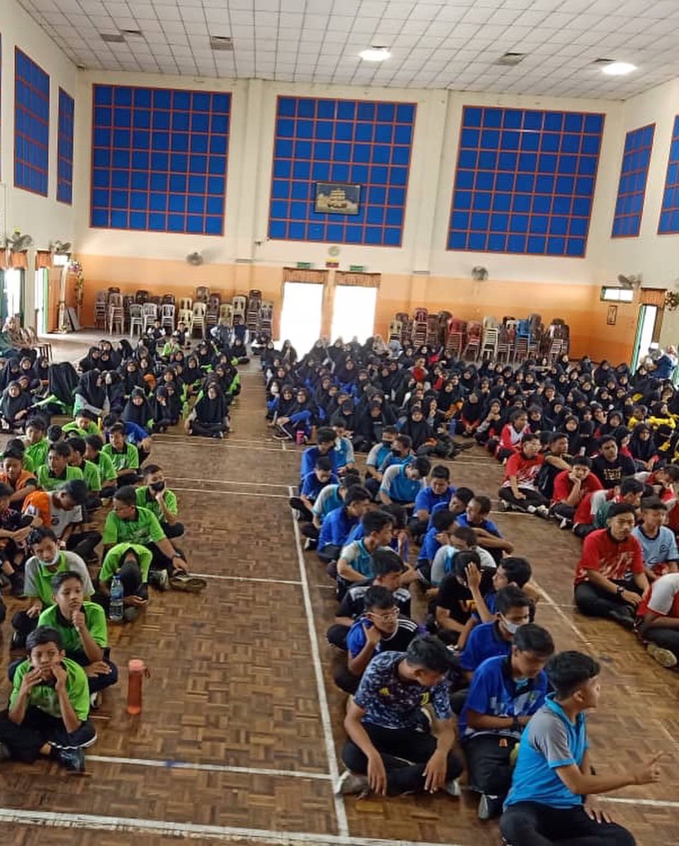 AzrilSarit's tweet photo. Dijemput untuk menyampaikan penghargaan kepada pelajar-pelajar SMK Datuk Bahaman yang menyertai Kejohanan Merentas Desa di SMK Datuk Bahaman hari ini.

Tahniah atas dedikasi para guru di SMK Datuk Bahaman, Lanchang yang menjayakan kejohanan ini. https://t.co/Y6Egphj06E