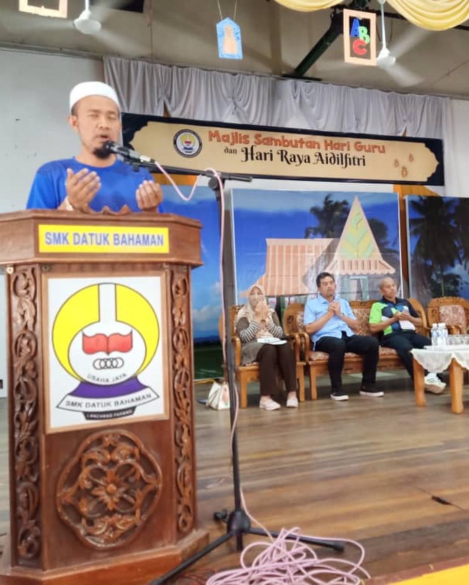 AzrilSarit's tweet photo. Dijemput untuk menyampaikan penghargaan kepada pelajar-pelajar SMK Datuk Bahaman yang menyertai Kejohanan Merentas Desa di SMK Datuk Bahaman hari ini.

Tahniah atas dedikasi para guru di SMK Datuk Bahaman, Lanchang yang menjayakan kejohanan ini. https://t.co/Y6Egphj06E