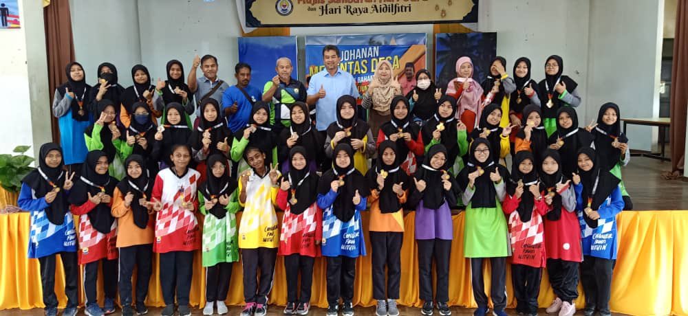 AzrilSarit's tweet photo. Dijemput untuk menyampaikan penghargaan kepada pelajar-pelajar SMK Datuk Bahaman yang menyertai Kejohanan Merentas Desa di SMK Datuk Bahaman hari ini.

Tahniah atas dedikasi para guru di SMK Datuk Bahaman, Lanchang yang menjayakan kejohanan ini. https://t.co/Y6Egphj06E