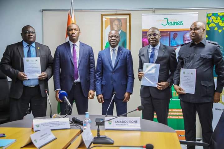 EmploiJeunesci's tweet photo. Une signature de partenariat entre @emploijeunesci et #FDTR, co-presidée par les Ministres @MT_officiel et @amadoukone2010 s'est tenue le 01/06/22 portant sur l'acquisition de 500 taxis communaux au profit de 1000 jeunes, pour un coût de 5000000000 fcfa.
👉https://t.co/eXXKXyfhoo https://t.co/tBEiJS1Moo