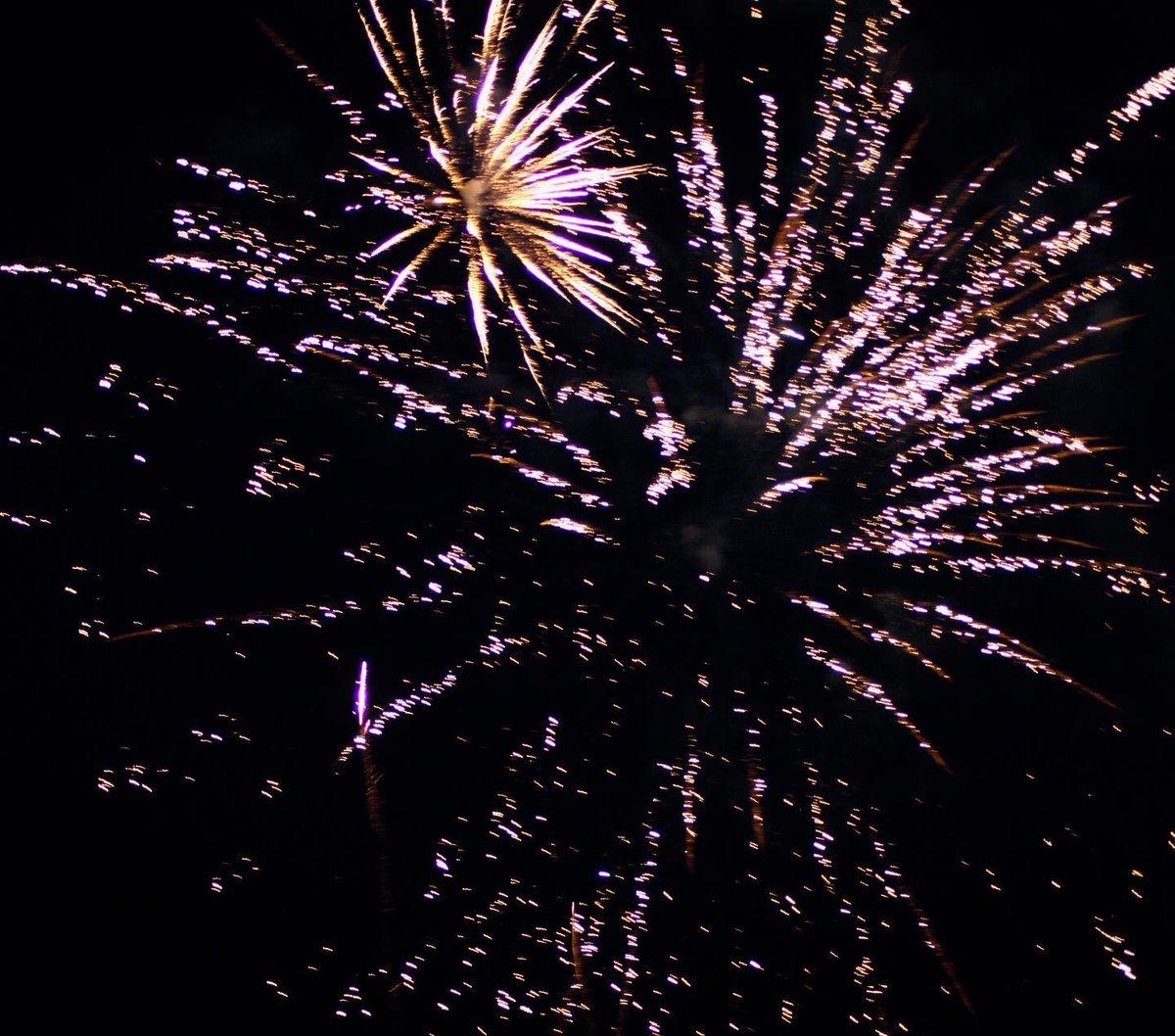 Louismcl01's tweet photo. Photos of Ramsgate Jubilee fireworks display 🎆🎇📸
.
#thanet #kent #ramsgate #ramsgatebeach #ramsgateharbour #fireworks #platinumjubilee #beacons #bankholiday #thursdaynight #display #local #photography #nightphotography #kentonline https://t.co/khUf2b7vxi