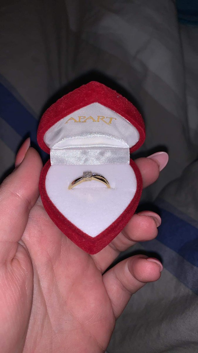 Seminiii's tweet photo. Oficjalnie już nie mam #mojchlopak. Teraz to #mojnarzeczony 💍 https://t.co/yFNvuH44Hl