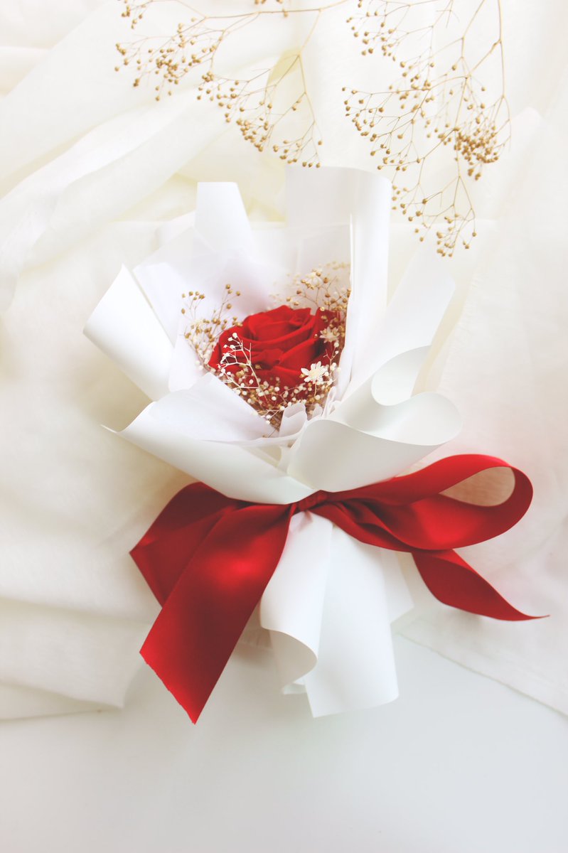 [RT감사합니다]
많은 분들이 좋아하는 레드 로즈 한송이 입니다🌹

'열렬한 사랑'이라는 꽃말을 가진 빨간 장미
​
장미를 비롯, 그 옆으로 잔잔하게 들어가있는 골드 안개, 화이트 안개, 미니 스타플라워 모두 프리저브드로 변함 없이 오래 보실 수 있답니다 :)