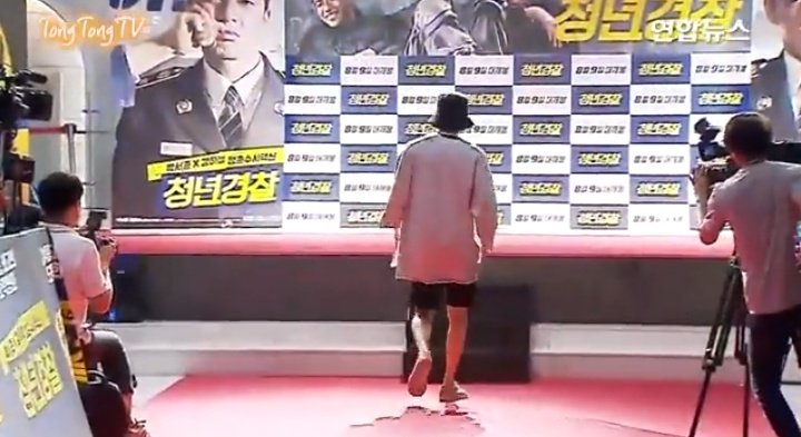 'Hanya' Park Chanyeol yg datang ke primer movie as tamu VIP tp dgn outfit celana pendek, baju sobek2 kyk gembel tp tetap cakep sih😭 ✨